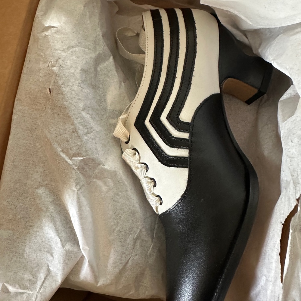 Bernadette in black and white Leather from American Duchess size 8 Oxford shoe